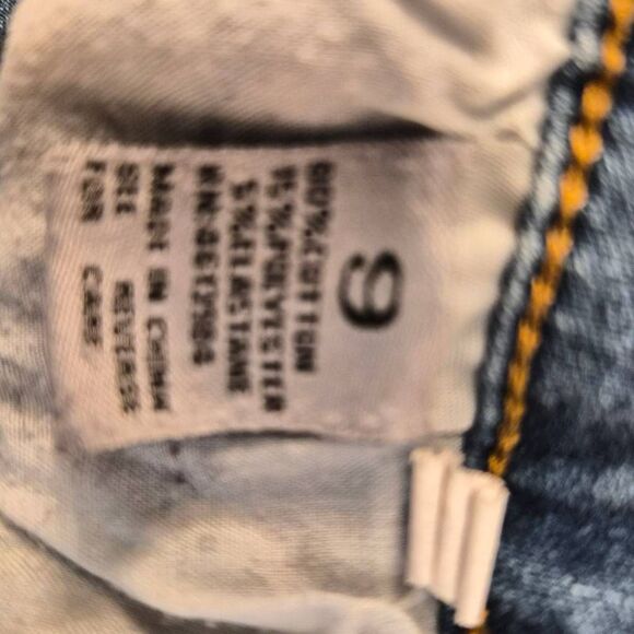 Sexy Low-rise UND Stretch Jeans w/ Flirty Waist Details: Feminine Flattering Fit - Picture 8 of 8